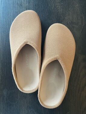 Like-new Rothy's Casual Clog Size 10 in Camel